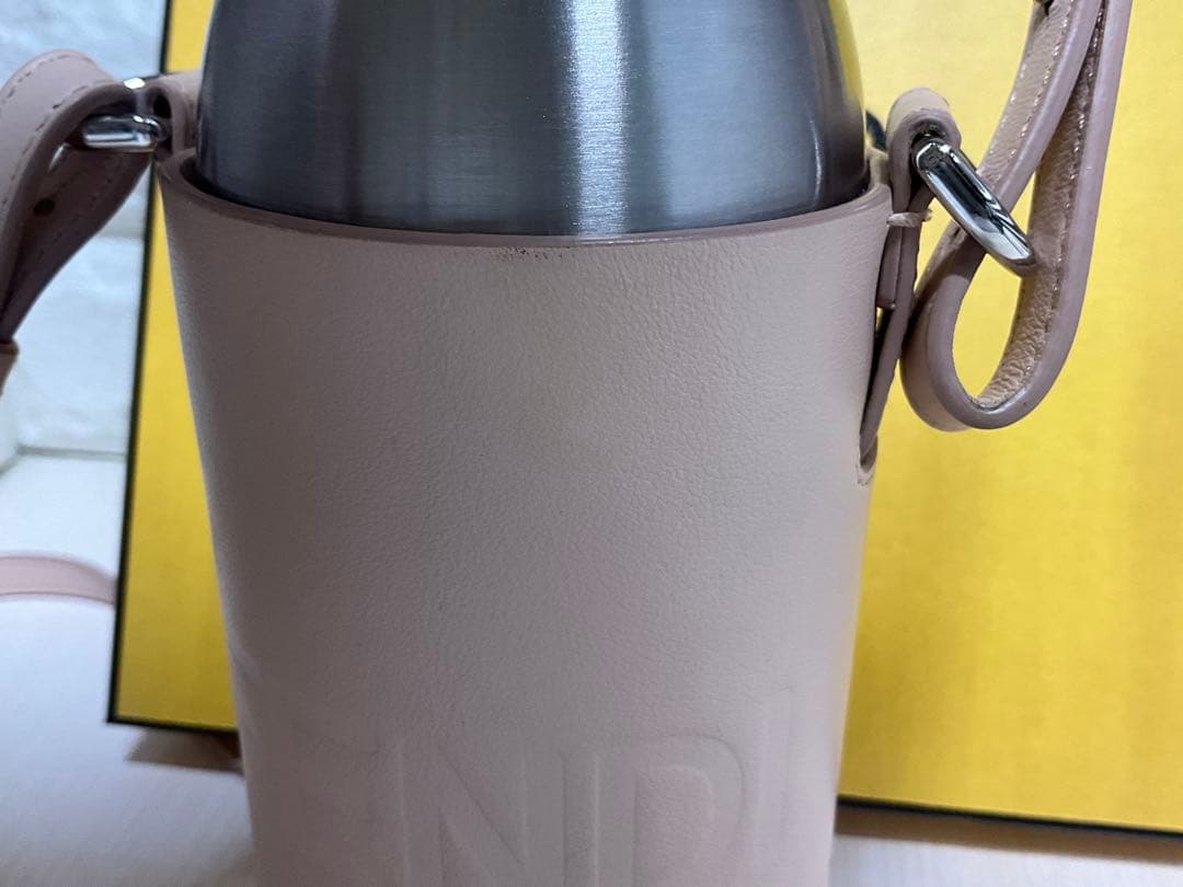 フェンディ　美品FENDI ピンクレザー水筒カバー