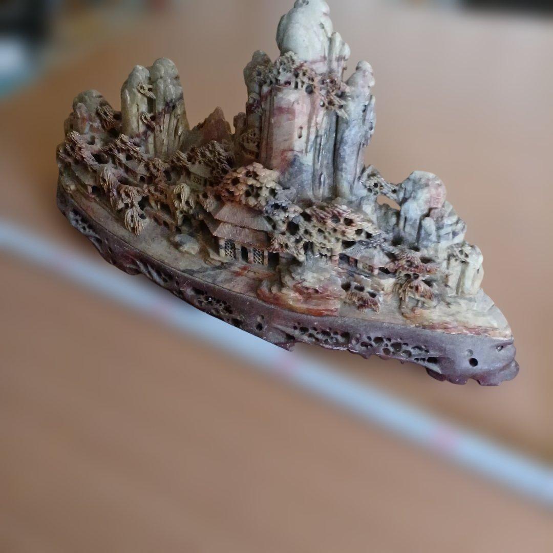 山水風景の天然石彫刻 約30cm