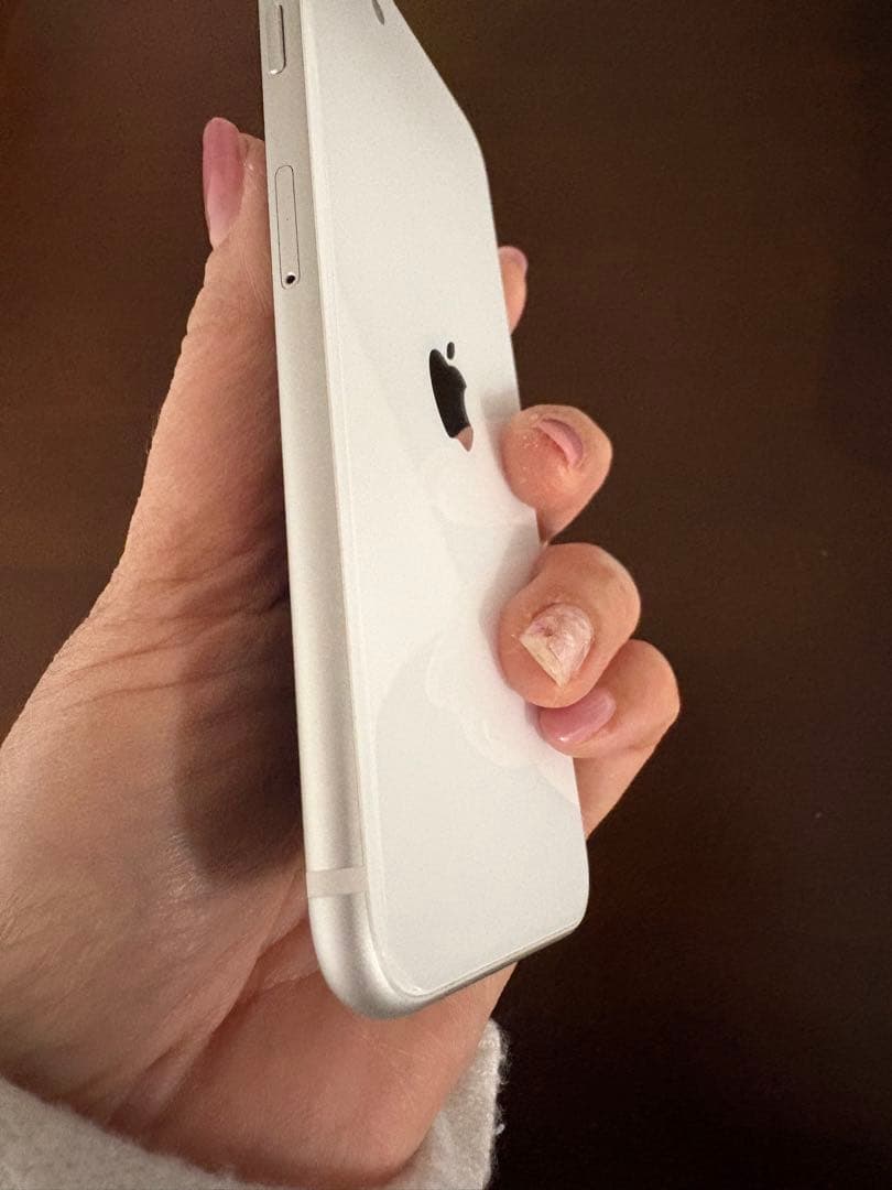 り*な様 【中古品】iPhone se 第二世代　ホワイト 本体　最大容量77%