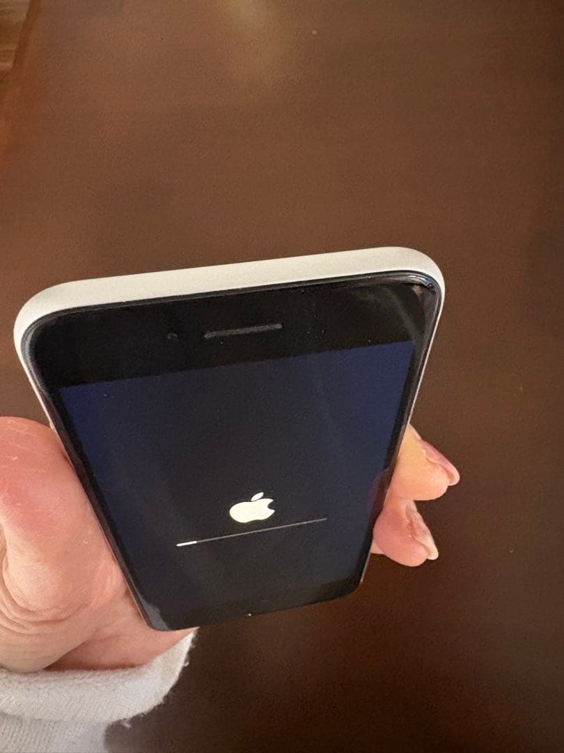 り*な様 【中古品】iPhone se 第二世代　ホワイト 本体　最大容量77%