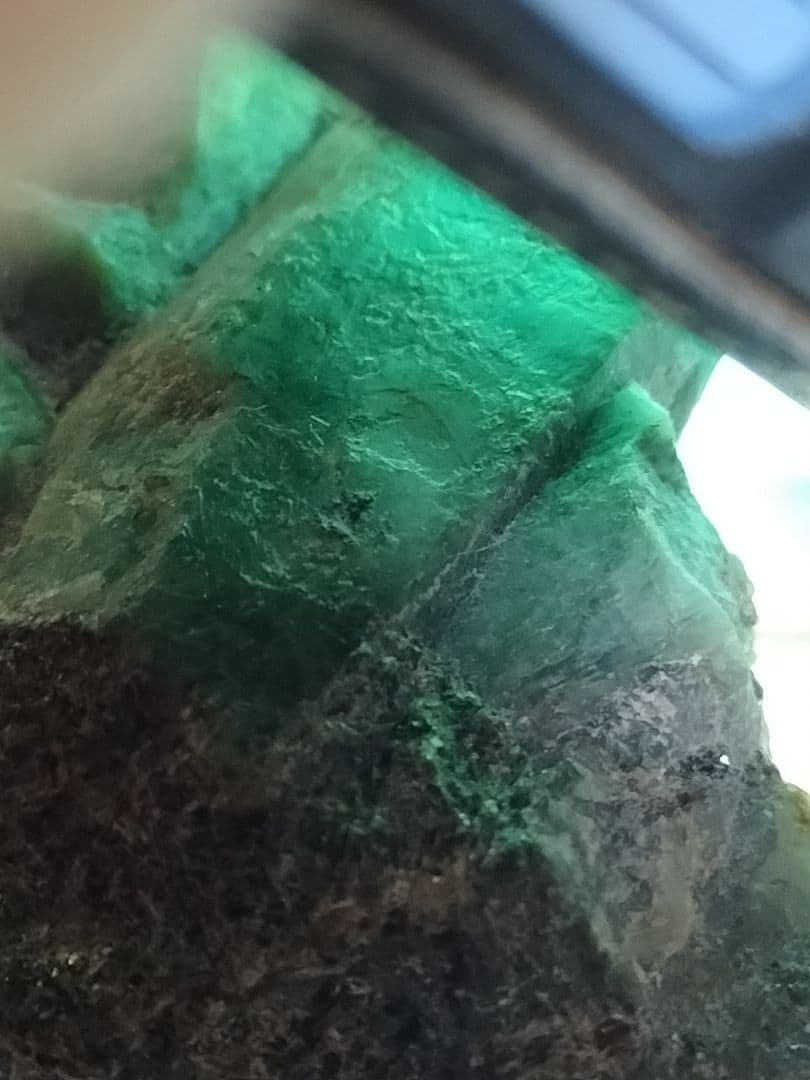 エメラルド原石 鉱石 原石母岩付き