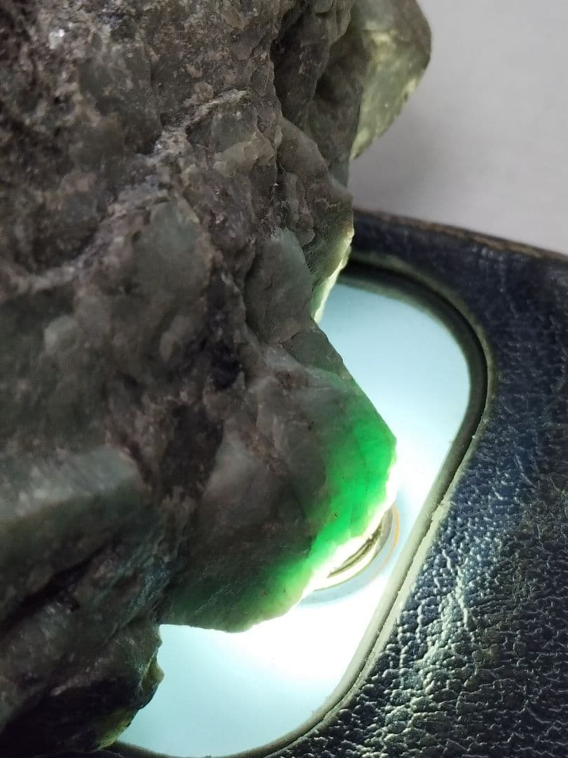 エメラルド原石 鉱石 原石母岩付き