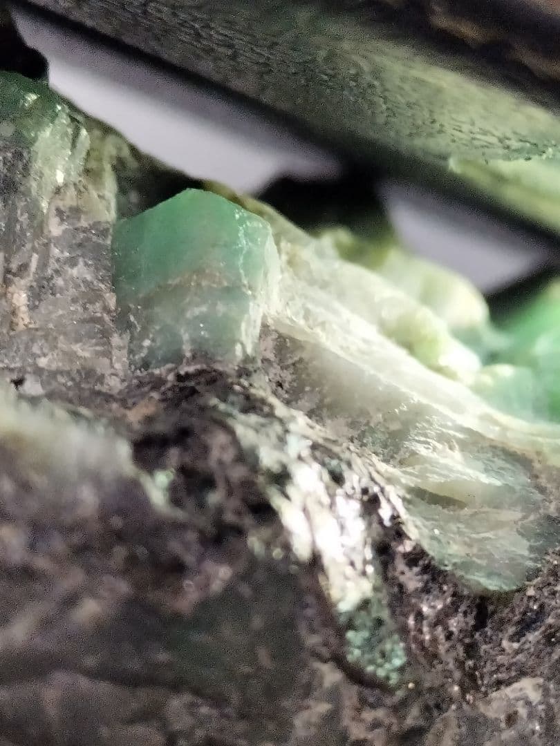 エメラルド原石 鉱石 原石母岩付き