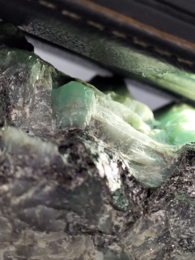 エメラルド原石 鉱石 原石母岩付き