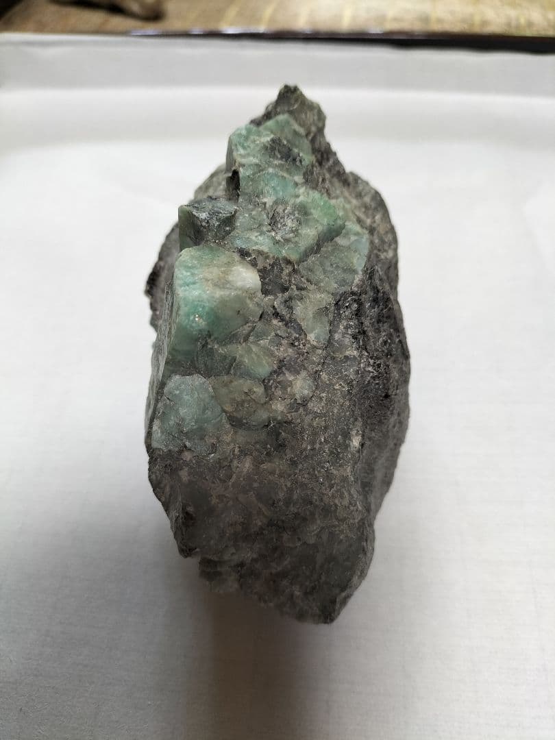 エメラルド原石 鉱石 原石母岩付き