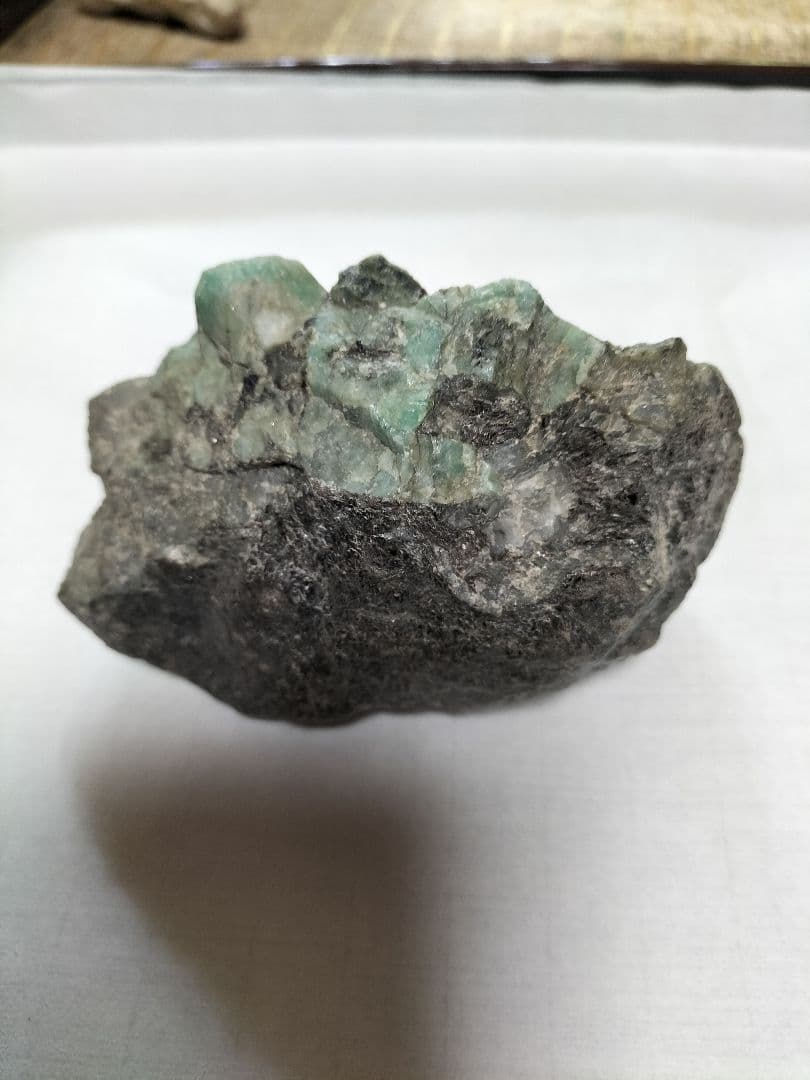 エメラルド原石 鉱石 原石母岩付き