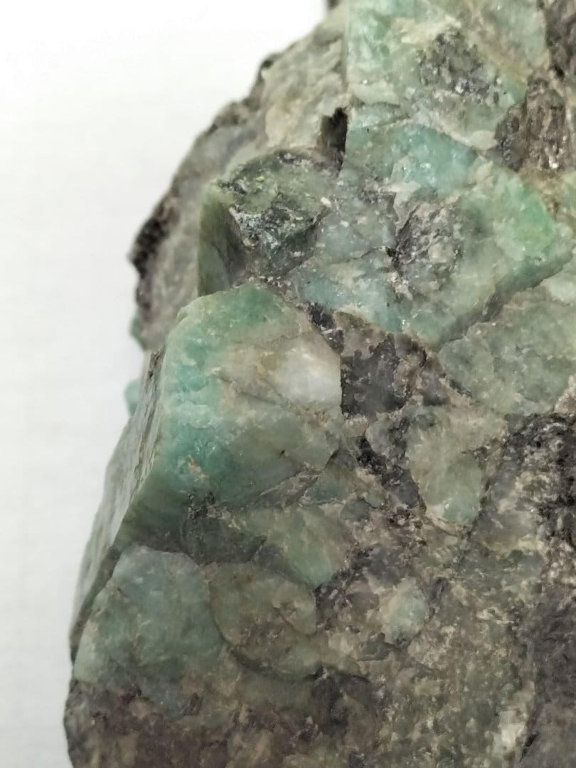 エメラルド原石 鉱石 原石母岩付き