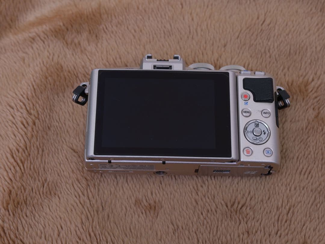 PEN E-PL7とレンズ3本と写真にあるものセット