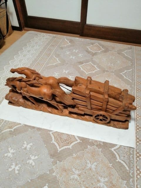 木彫荷馬車