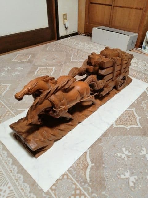 木彫荷馬車