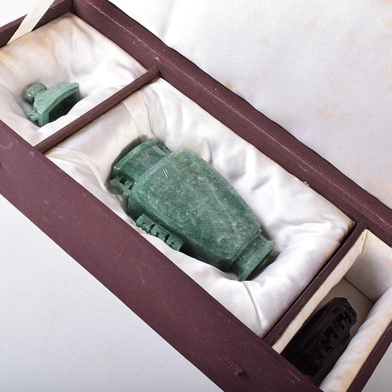 中国　玉石翡翠彫刻　飾壷　約530g　唐木台付　D　R8759