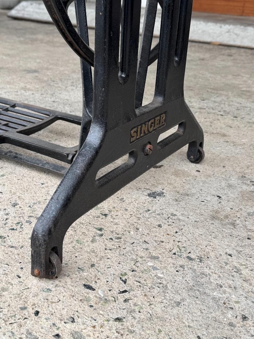 シンガー（Singer）足踏みミシン脚テーブル　リメイク　アンティーク作業台