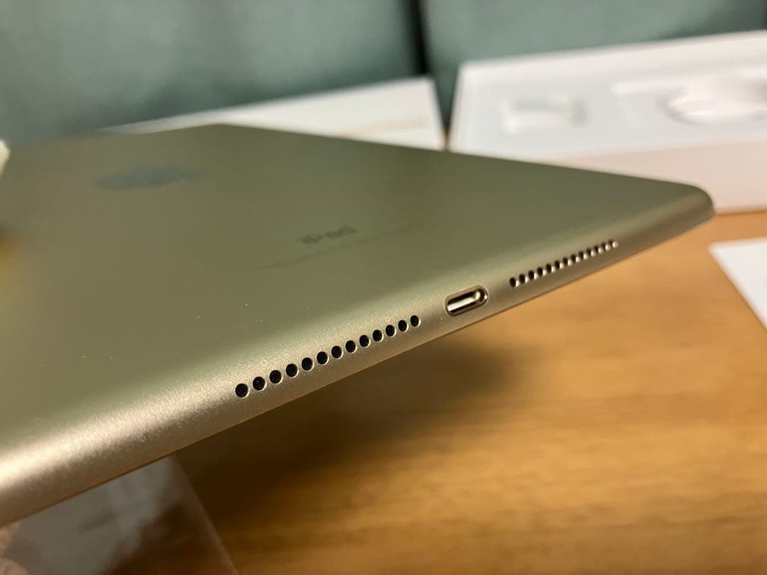 【美品】第5世代　iPad ゴールド　Wi-Fi 32GB シート　シール付き