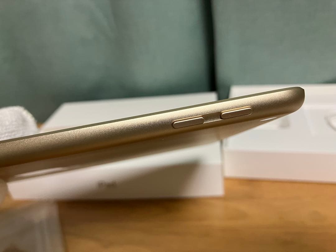 【美品】第5世代　iPad ゴールド　Wi-Fi 32GB シート　シール付き