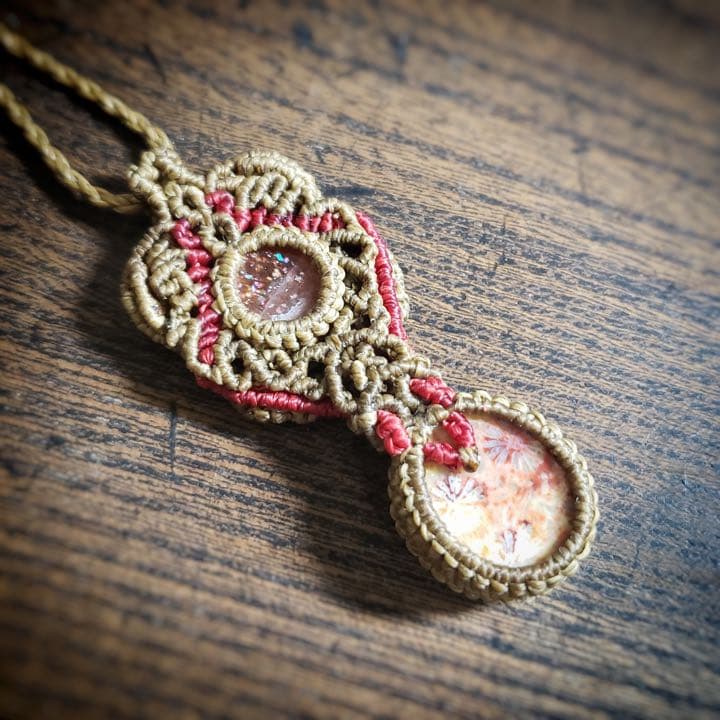 「サンストーン」と「フォッシルコーラル」 のマクラメ編み首飾り　ネックレス　珊瑚