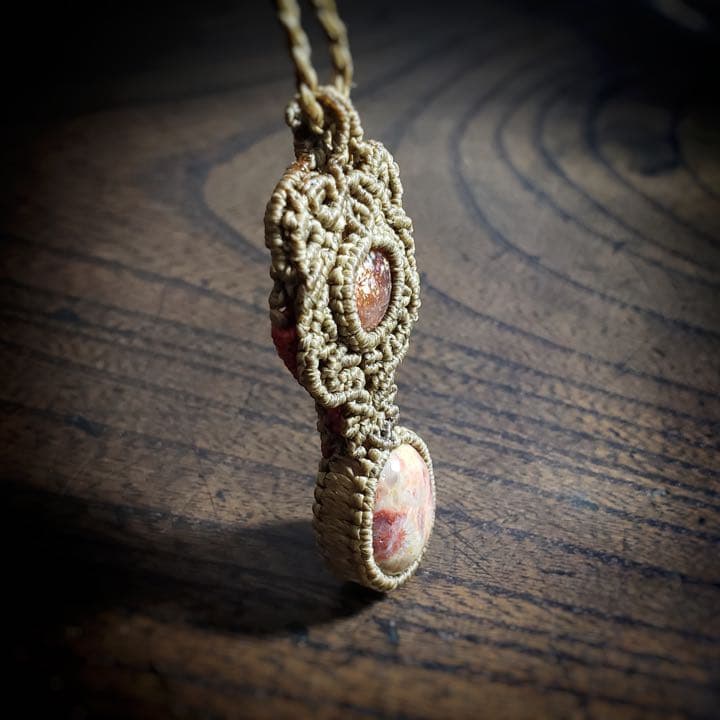 「サンストーン」と「フォッシルコーラル」 のマクラメ編み首飾り　ネックレス　珊瑚