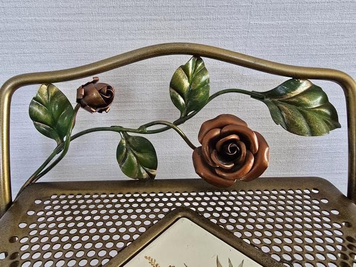 バラ装飾の金属製スリッパラック