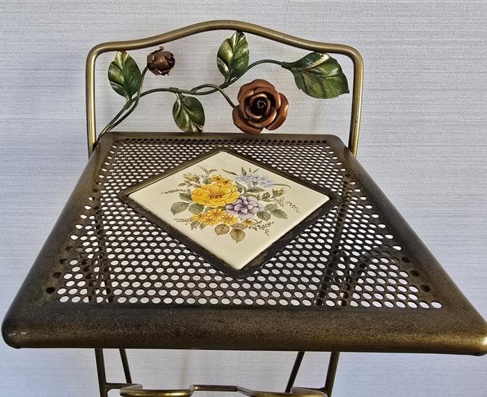 バラ装飾の金属製スリッパラック