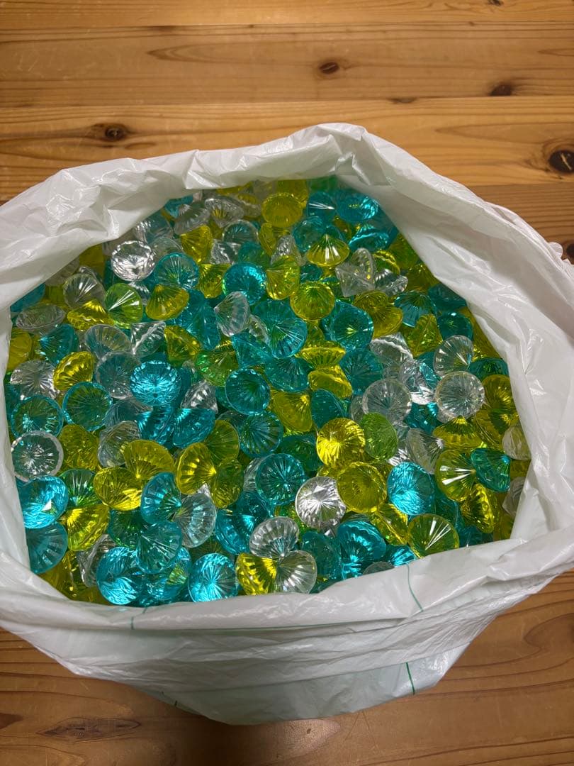 カラフルな宝石型プラスチック　アクリルアイス　ダイヤモンド