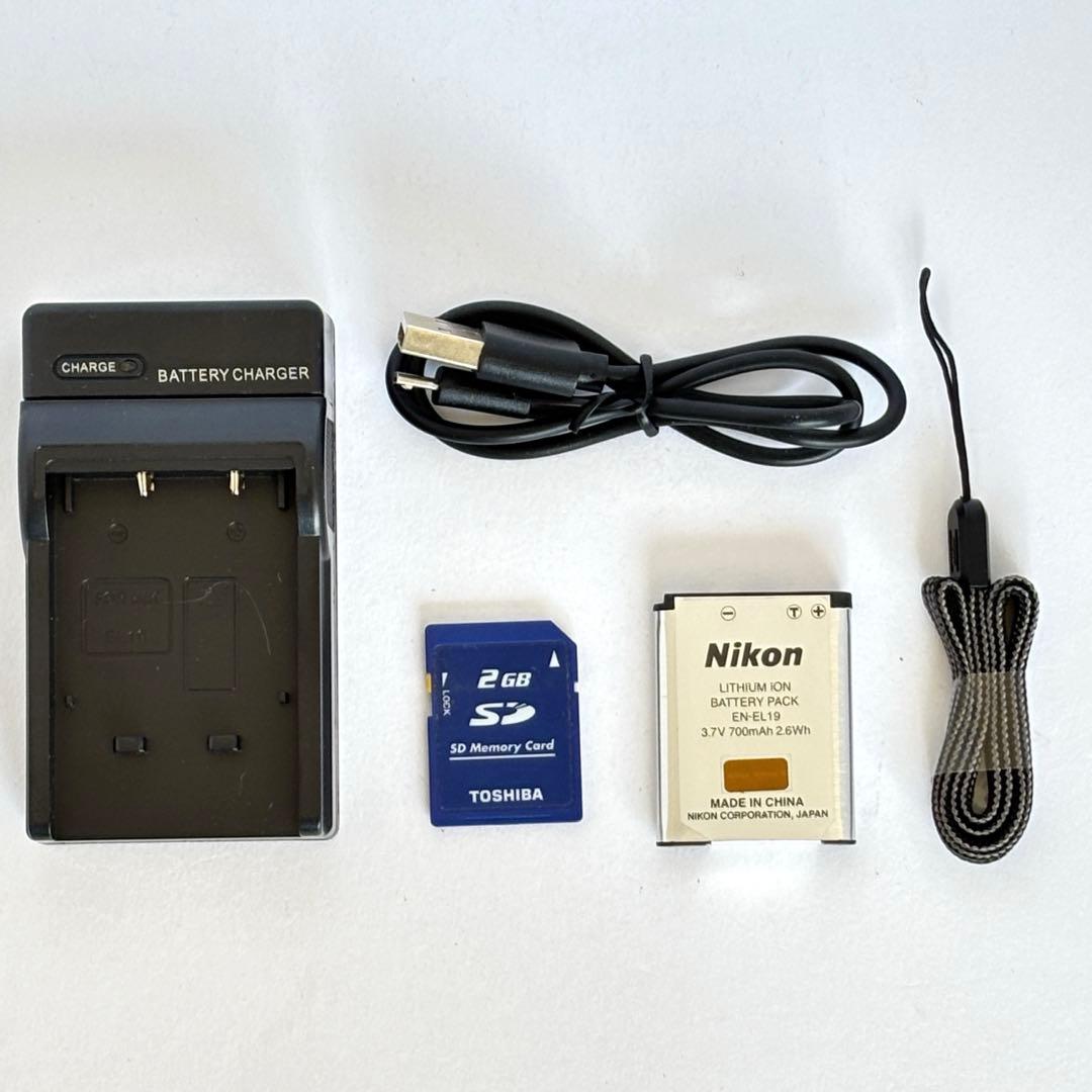 Nikon coolpix A300 ニコン　デジカメ　SDカード付シルバー