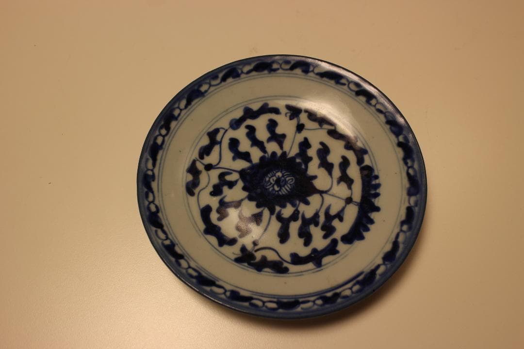 清時代　染付花卉皿　在銘　青と白の花模様の皿