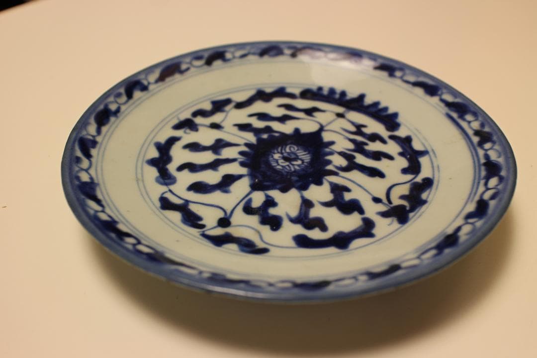 清時代　染付花卉皿　在銘　青と白の花模様の皿