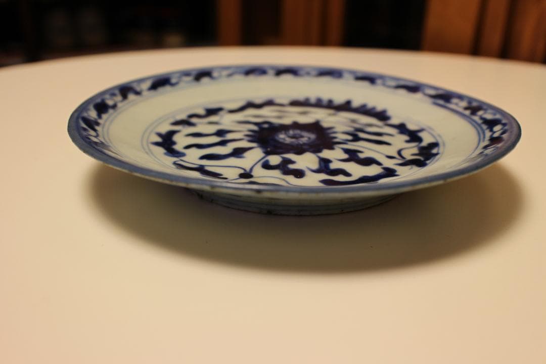 清時代　染付花卉皿　在銘　青と白の花模様の皿