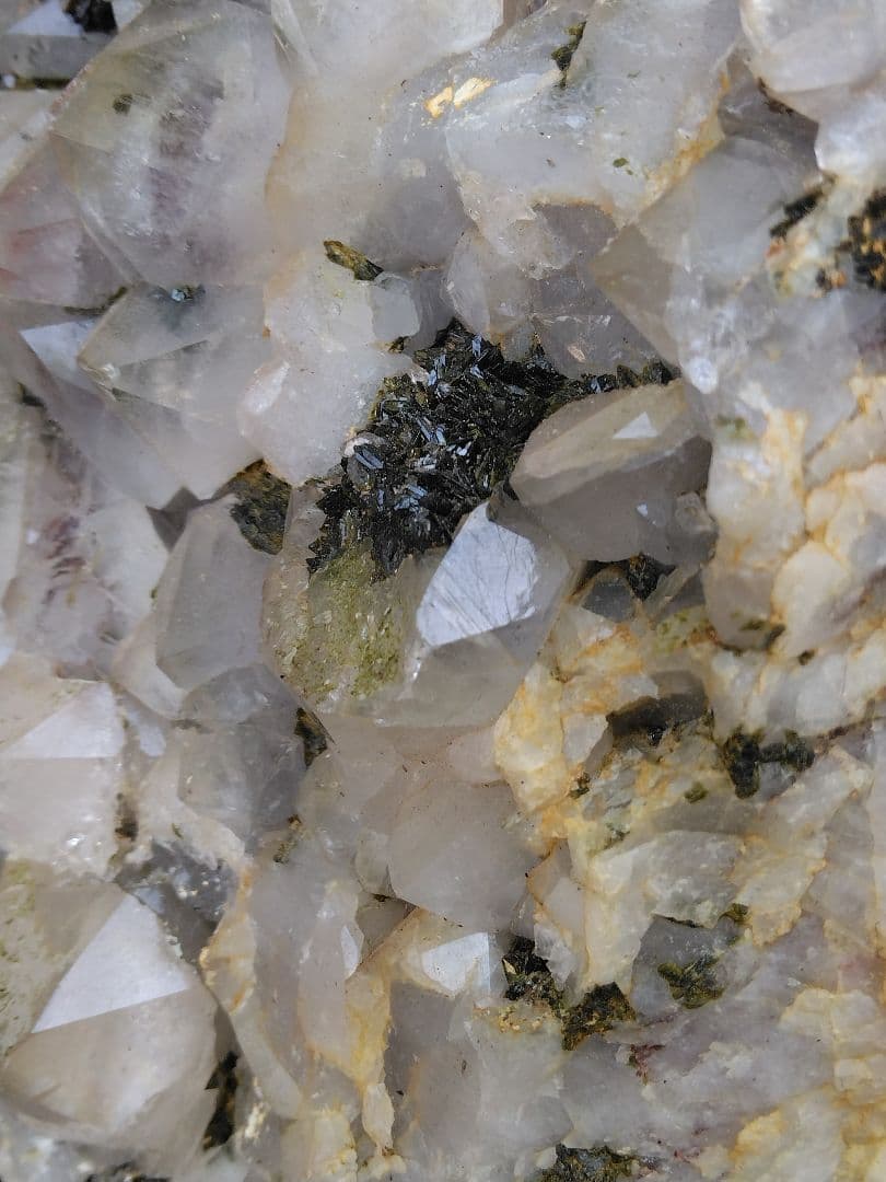 水晶 エピドート 共生クラスター 2.1kg －ｍｔ552