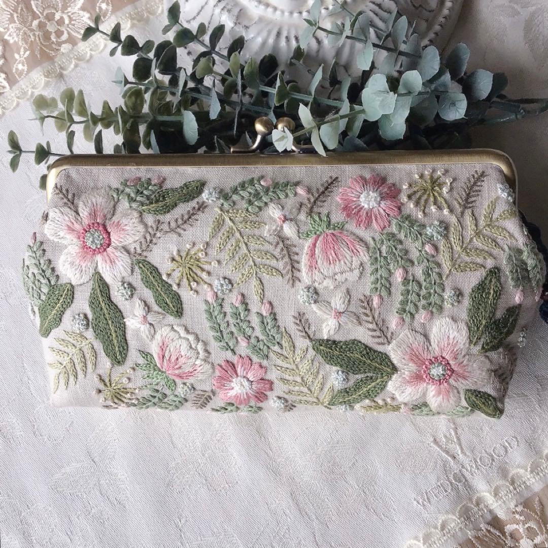 クリスマスローズの園のがま口ポーチ　手刺繍　ハンドメイド