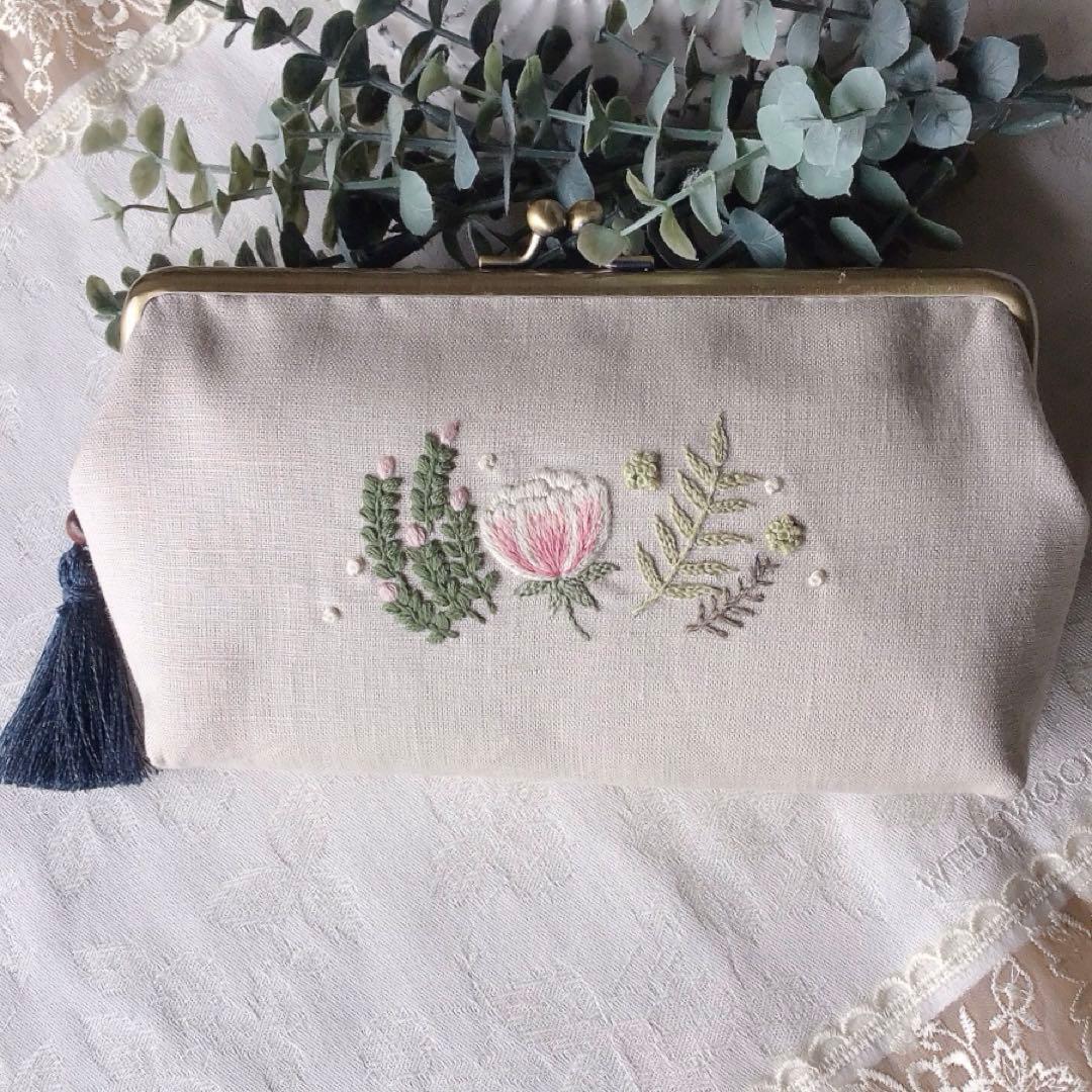 クリスマスローズの園のがま口ポーチ　手刺繍　ハンドメイド