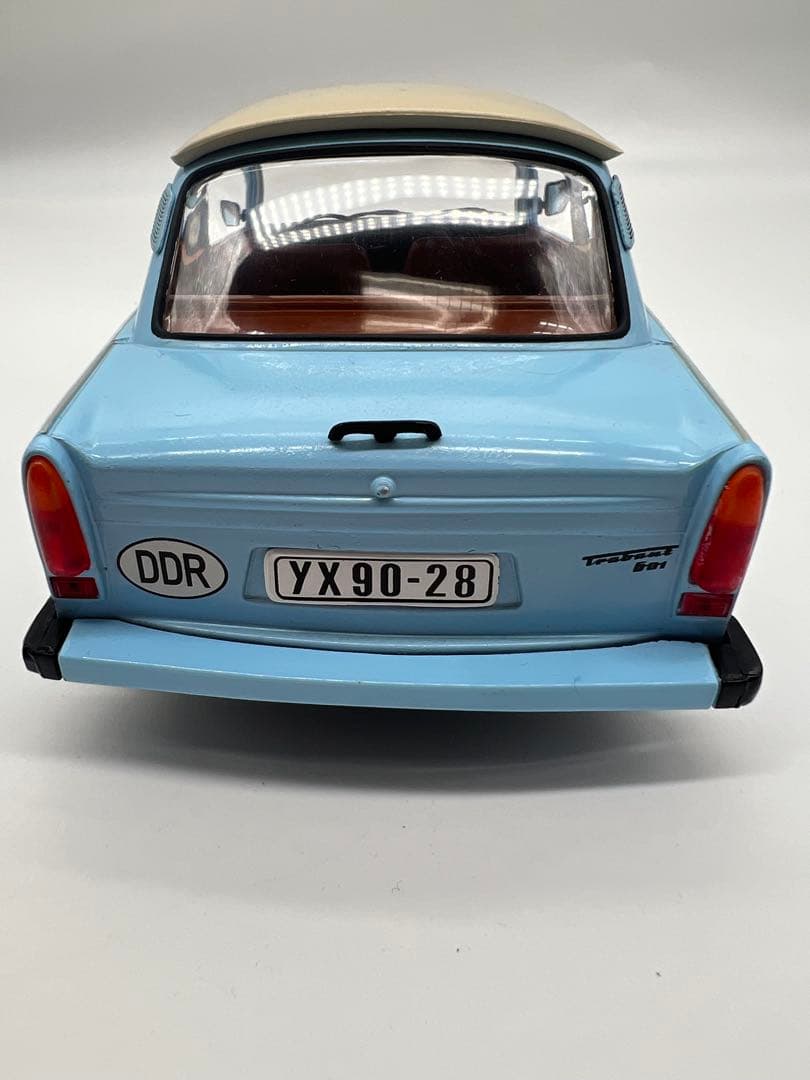 No415ミニカー1/18箱なしTRABANT 601 East Germany