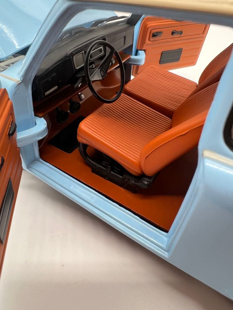 No415ミニカー1/18箱なしTRABANT 601 East Germany