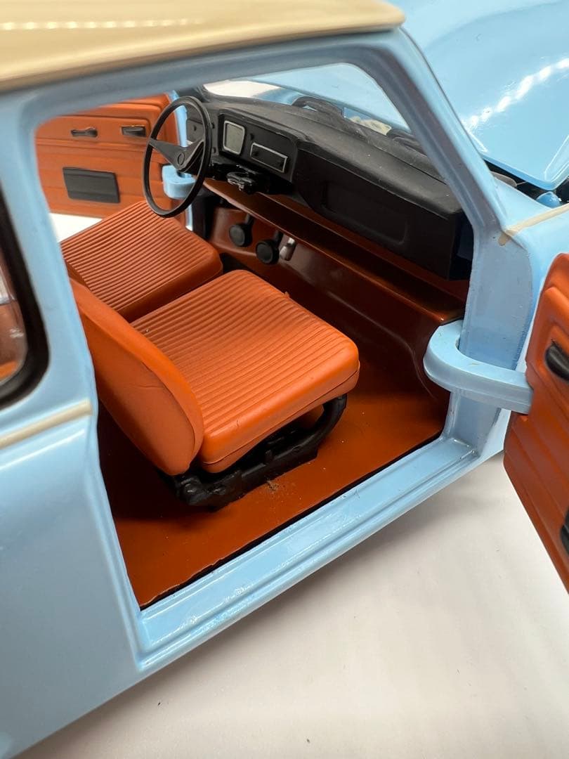 No415ミニカー1/18箱なしTRABANT 601 East Germany