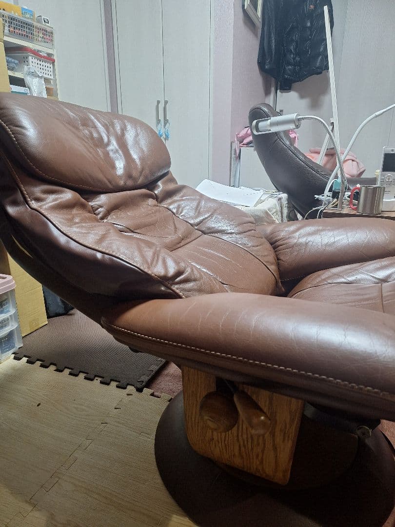 【引き取り専用】(値下げ)レザーリクライニングチェアとオットマン カリモク