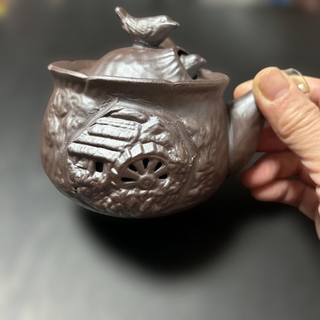 三重県四日市市の伝統工芸品である萬古焼（ばんこやき）の急須です