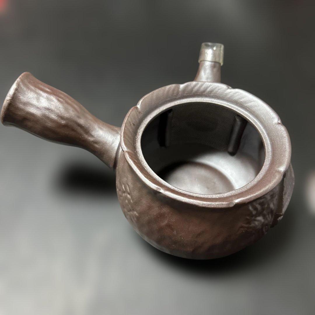 三重県四日市市の伝統工芸品である萬古焼（ばんこやき）の急須です