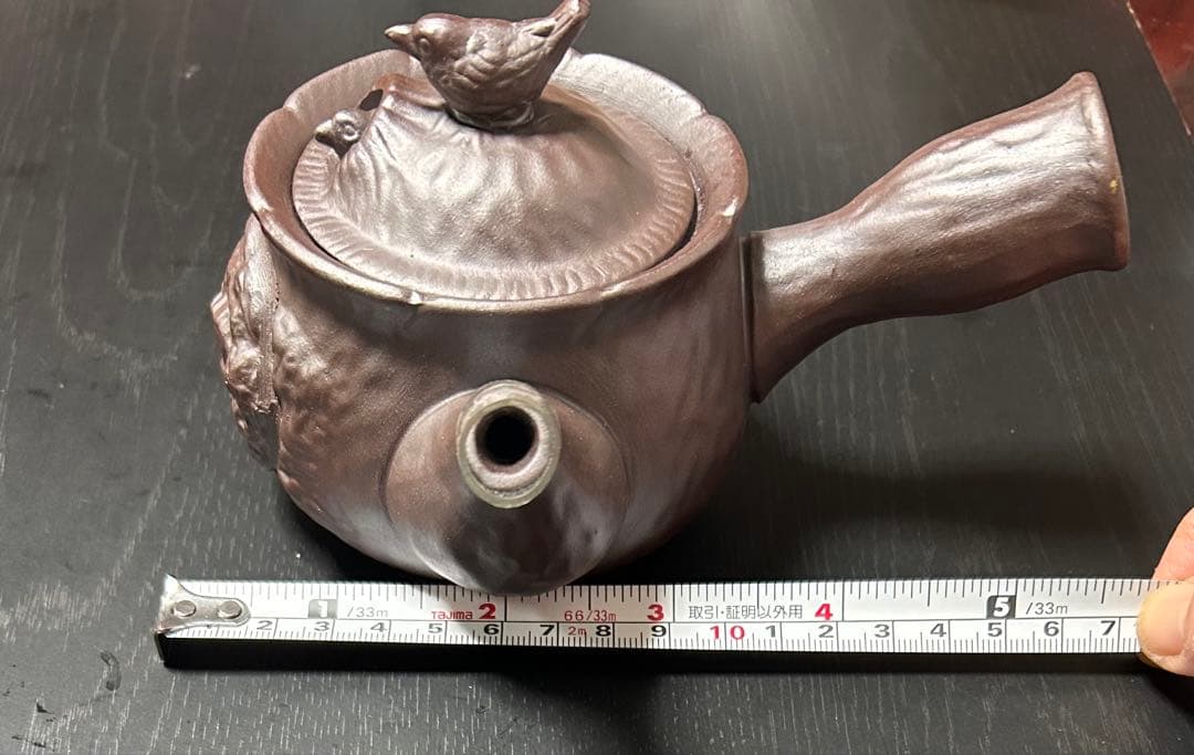 三重県四日市市の伝統工芸品である萬古焼（ばんこやき）の急須です