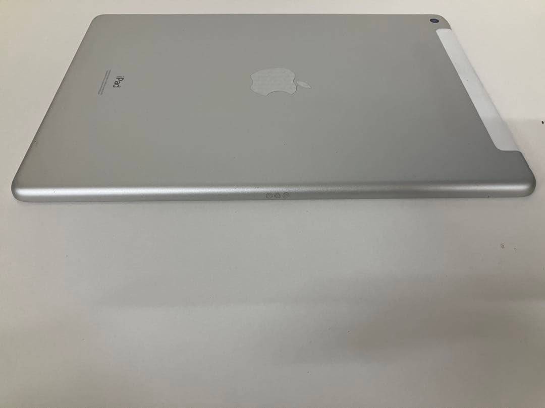 iPad 第8世代 シルバー セルラーモデル