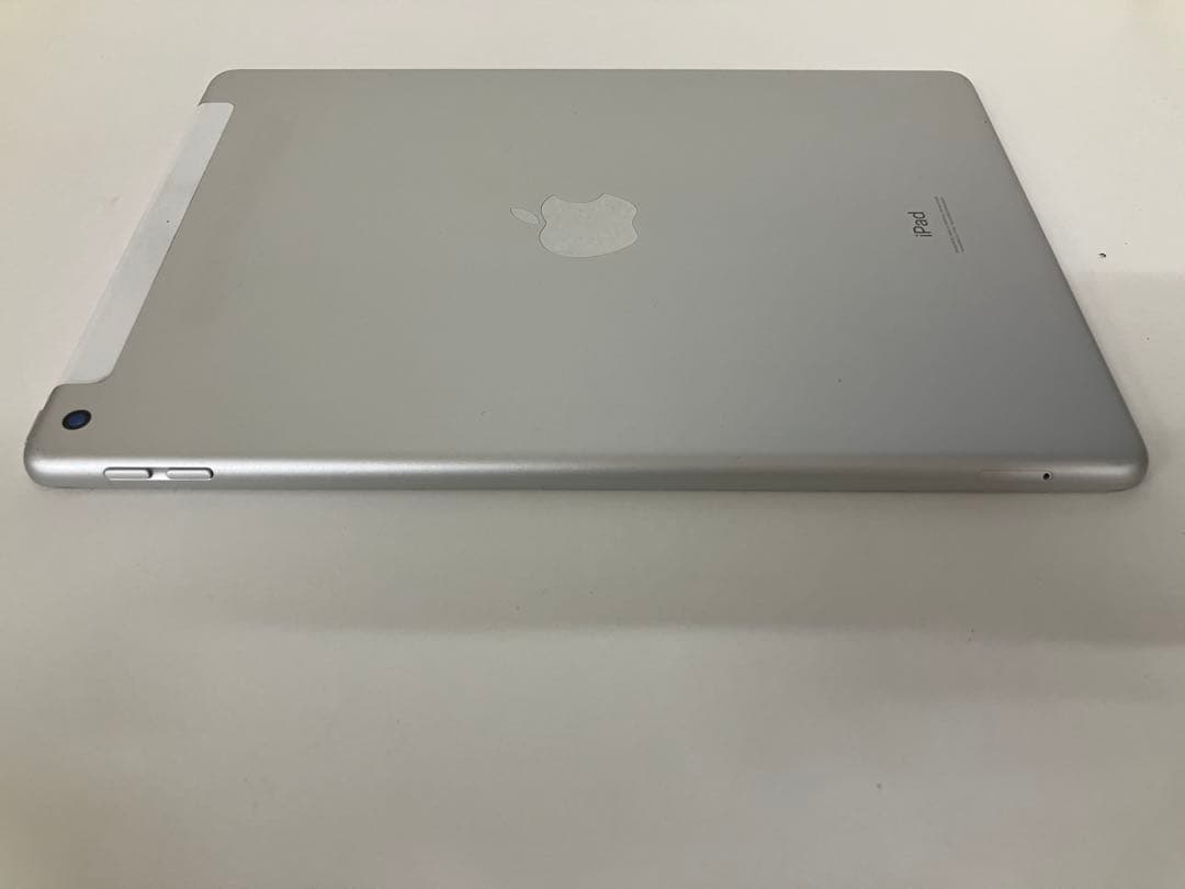 iPad 第8世代 シルバー セルラーモデル