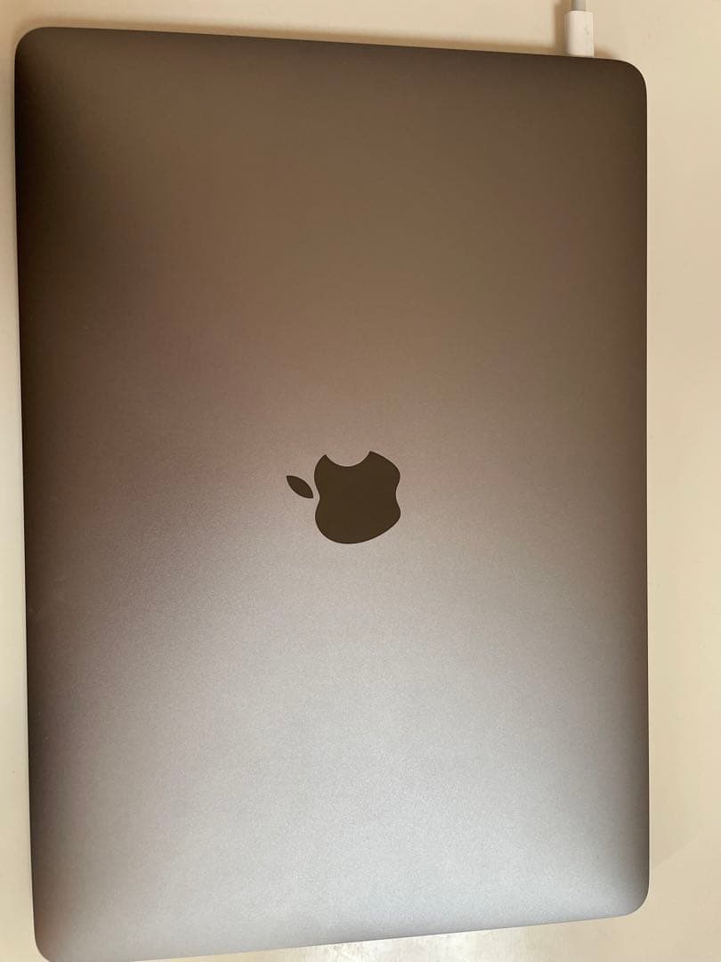 Apple MacBook Pro スペースグレー　充電しながらの使用が必須