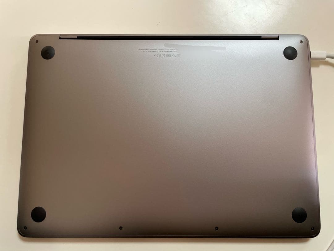 Apple MacBook Pro スペースグレー　充電しながらの使用が必須