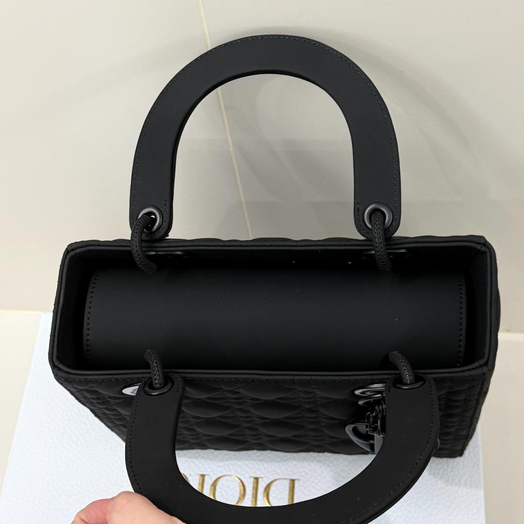 【美品】DlOR ブラックキルティングショルダーバッグ