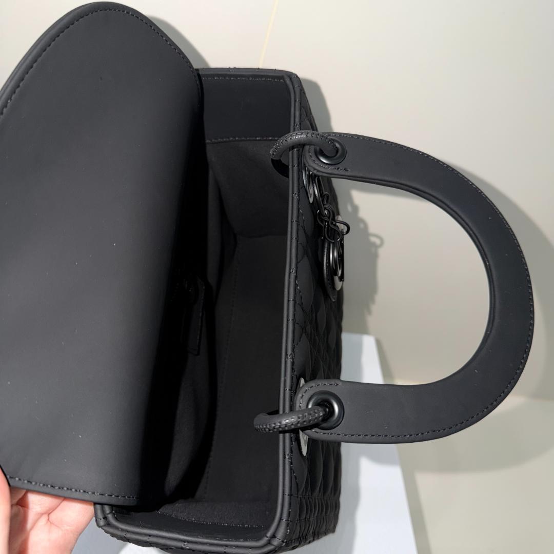 【美品】DlOR ブラックキルティングショルダーバッグ