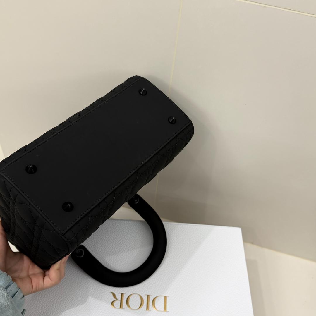 【美品】DlOR ブラックキルティングショルダーバッグ