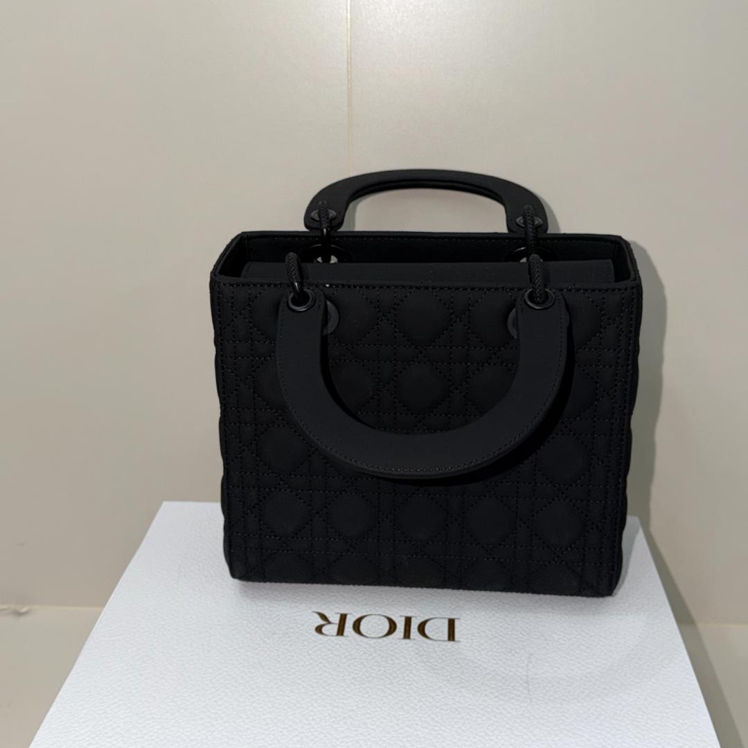 【美品】DlOR ブラックキルティングショルダーバッグ