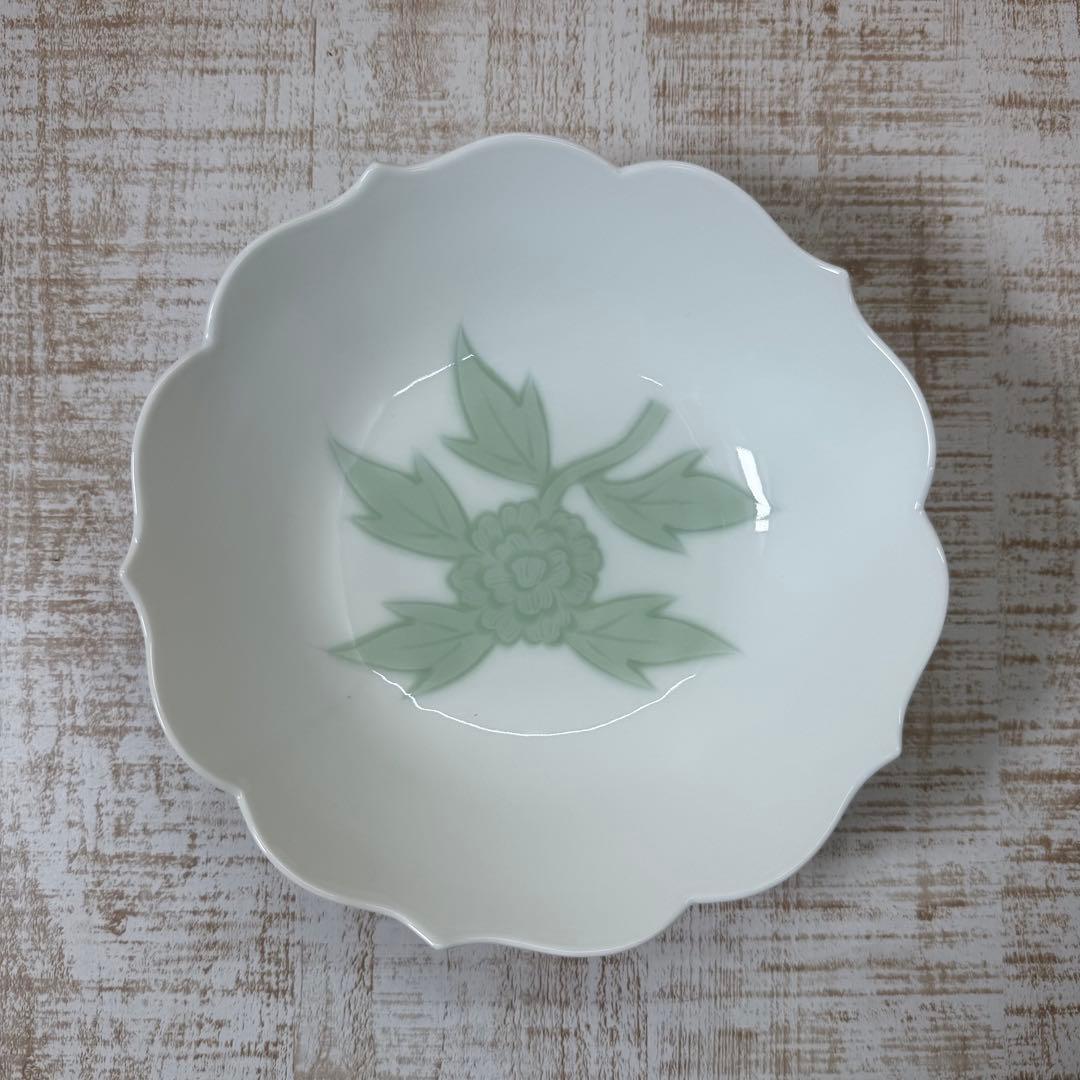 人間国宝井上萬二作　白磁緑釉牡丹彫紋　菓子鉢　共箱　栞