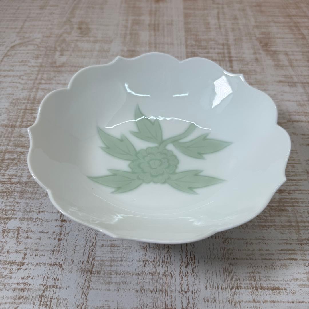 人間国宝井上萬二作　白磁緑釉牡丹彫紋　菓子鉢　共箱　栞