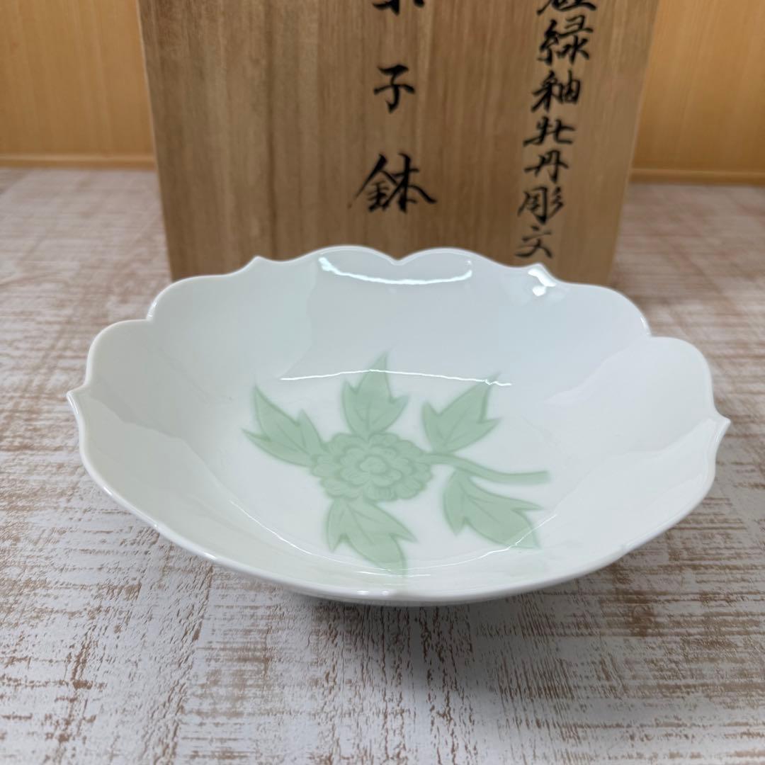 人間国宝井上萬二作　白磁緑釉牡丹彫紋　菓子鉢　共箱　栞