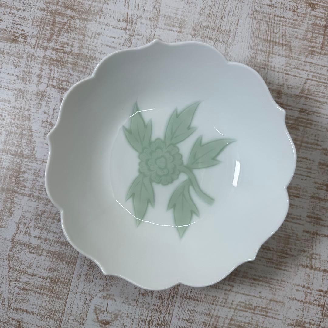 人間国宝井上萬二作　白磁緑釉牡丹彫紋　菓子鉢　共箱　栞