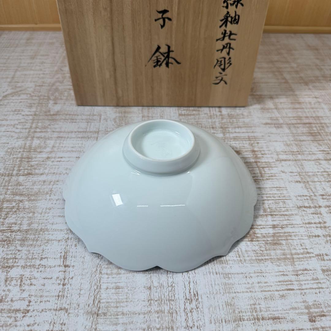 人間国宝井上萬二作　白磁緑釉牡丹彫紋　菓子鉢　共箱　栞
